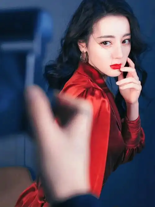 迪丽热巴还真是人间尤物呀,穿红色缎面礼服华丽精致,美得让人心动