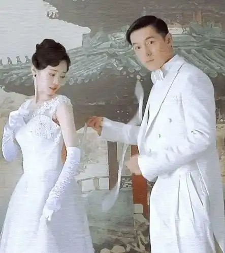 虽然很难见到胡歌结婚,但是我们还是可以看一看他的婚纱照的,曾经在一