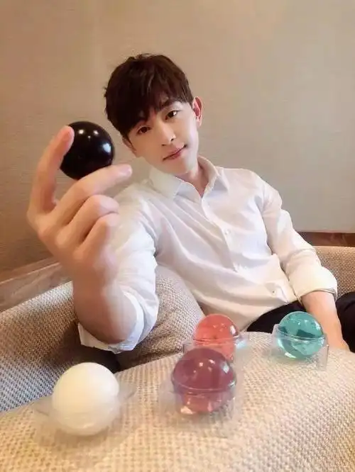 邓伦板寸旧照曝光!稚嫩帅气!又当伴郎 竟和新郎中学就已同框!