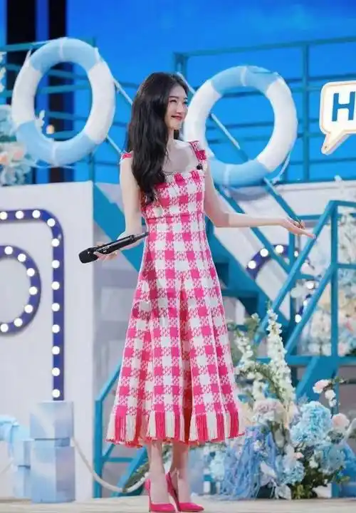 古力娜扎与江疏影同框差距明显,一个像网红,一个穿红裙时尚大气_衣服