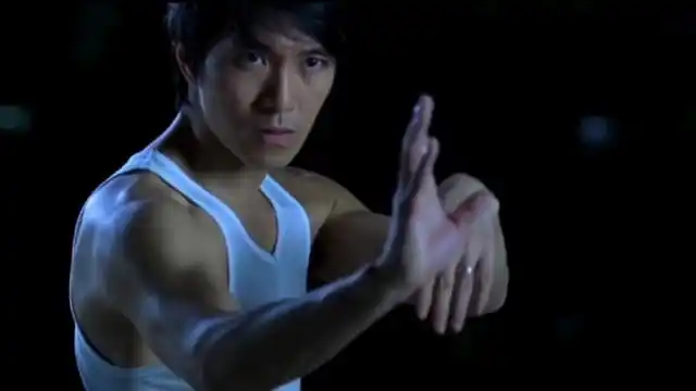 常威:还说你不会武功!   刘晶:我只是天生神力!