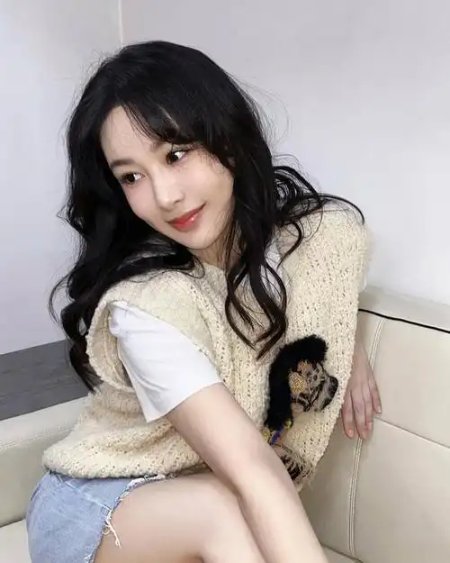 有的说杨紫很漂亮很可爱,也有的说杨紫长相普通,有点土气,但后面这种