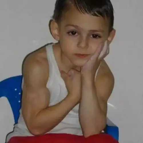 两岁练一身肌肉走红世界各个网络14岁近照却不如常人