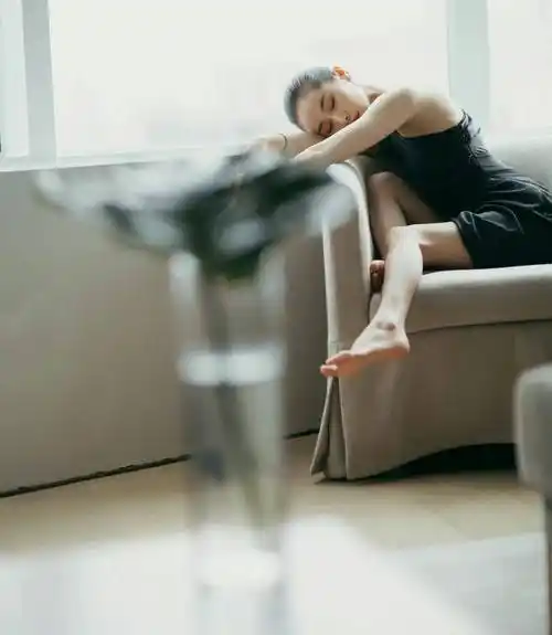 王子文黑色清凉套装半裸玉背·纤细玉腿·美白玉足图片分享_策划_时尚