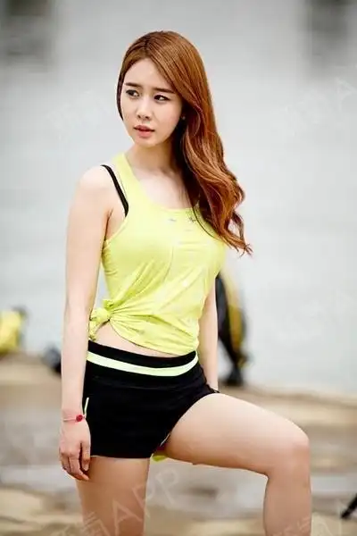 刚刚看到一个节目,看到刘仁娜整容以前的照片,惊呆!