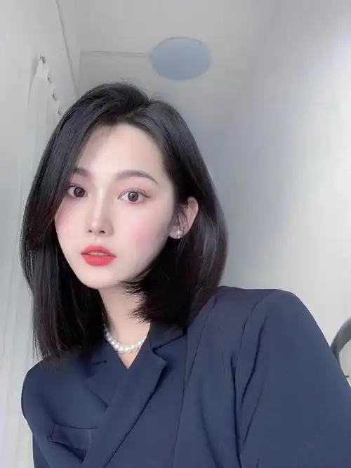 减龄显年轻锁骨发发型