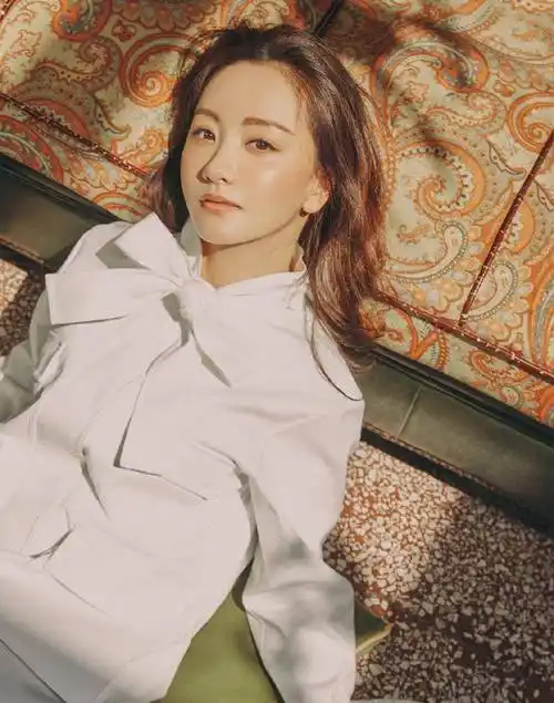 她是于正公司艺人,出道18年却没大红,今穿时尚裙,清纯似少女_杨蓉