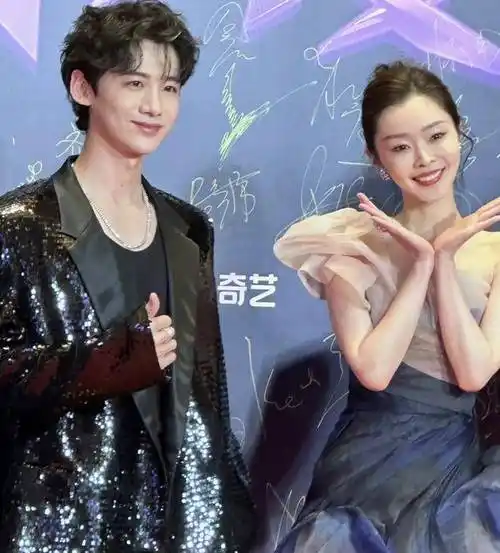 宋轶新加坡探亲家境曝光,全家高颜值知识分子,白敬亭被嘲高攀了_家庭