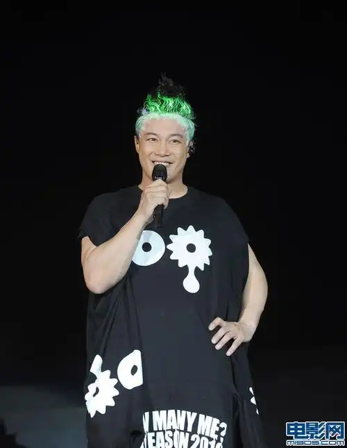 陈奕迅澳洲开唱秀荧光发型 烟花爆炸所幸未受伤
