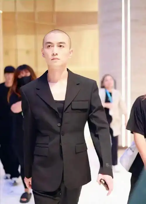 陈晓光头造型亮相白玉兰奖颁奖典礼!