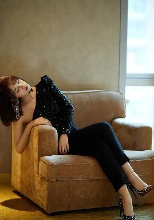 蓝盈莹才是真"女神躺",穿抹胸礼服裙性感有魅力,曼妙曲线太迷人|露肩