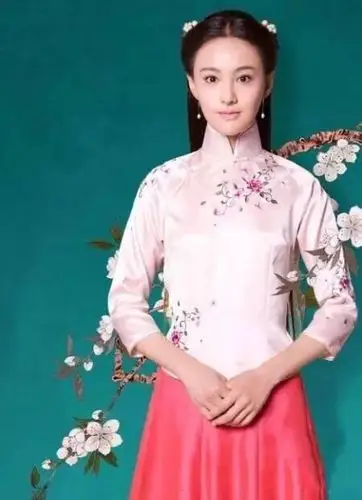 郑爽虽然有着168的身高,但是穿上旗袍,有些干瘪,该有的前凸没有,该有
