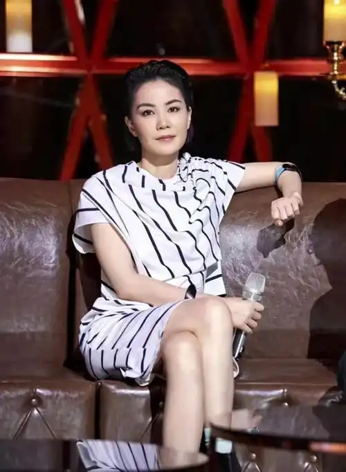 王菲的高级气质真藏不住,穿黑色睡裙也低调不起来,走路都带风