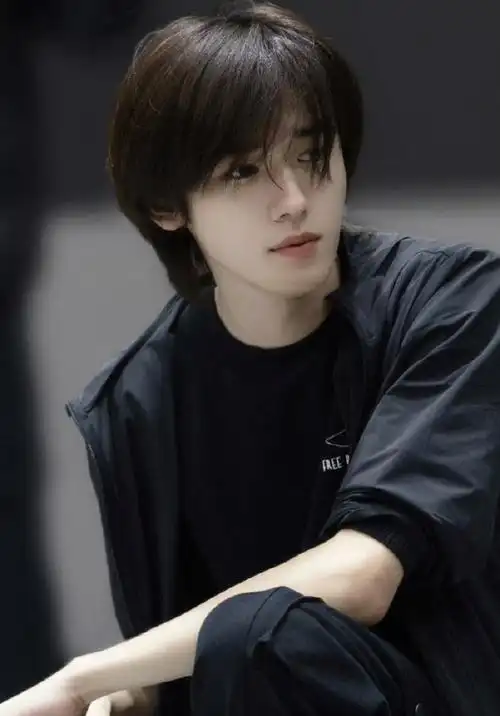 宋亚轩刘海不扎眼睛吗##宋亚单膝跪地