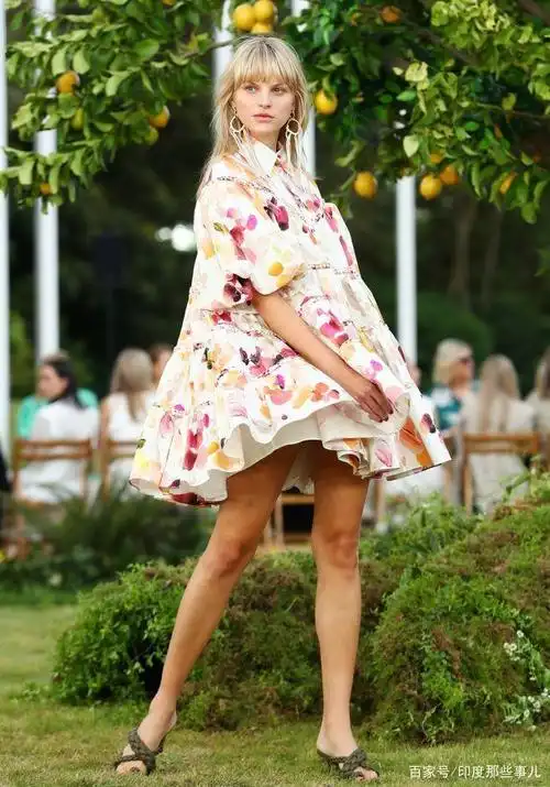 这场夏日服装秀太酷了,把t台搬到了植物园里,模特们宛如精灵!