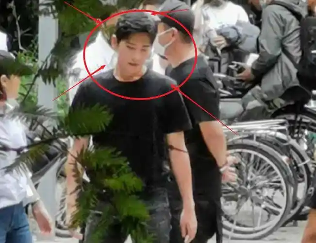 原创杨洋现身高校拍戏无美颜生图被传看清状态明白了什么是演员脸