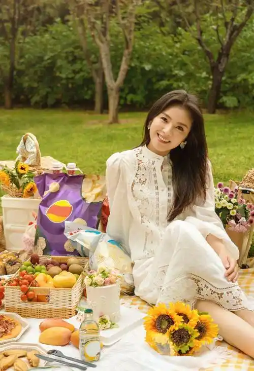 刘涛披肩长发白色套装户外野餐生活照_休闲_小白_牛仔裤