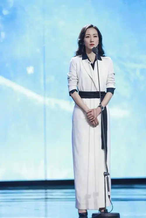 40岁韩雪衣品太无敌,白色长款大衣搭配衬衫,霸气女人味十足|西装|穿搭