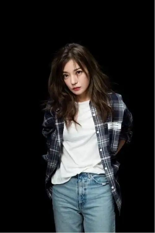 不得不说,现赵薇的身材和状态和同龄人一比还