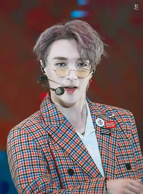 张艺兴戴眼镜有多时尚?多种风格轻松驾驭,你喜欢吗?_舞台_演唱会_样子