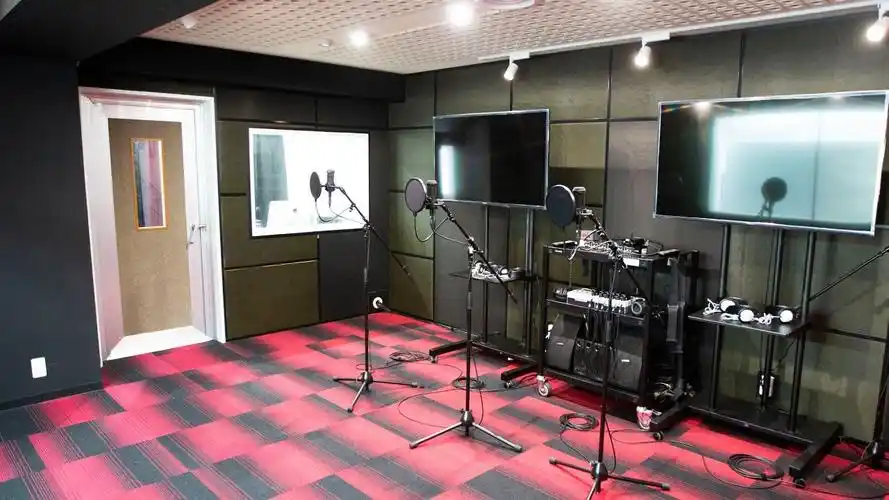 上课使用的配音间.学员要从看懂剧本等基本功开始学习.