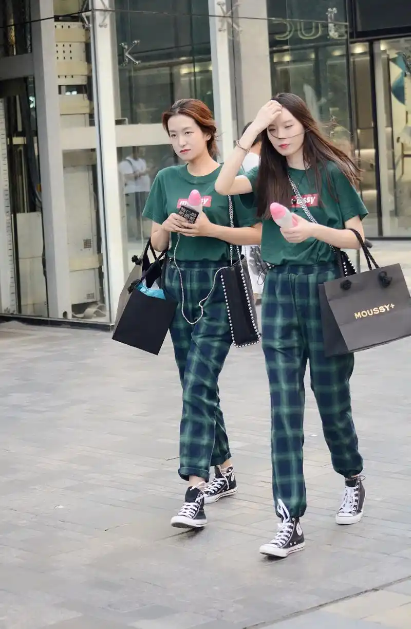 好闺蜜逛街时,选择这样同款或同色的衣装搭配,看上去美丽又吸睛,也给