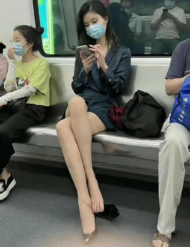 地铁上遇到这种喜欢脱鞋的女人,你会怎么办?