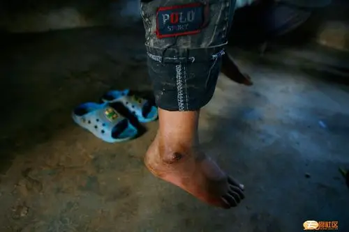 大冬天的山区孩子光脚丫上学