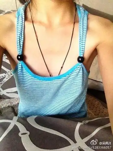 微博的晒平胸大赛,其实平胸妹子也蛮可爱的