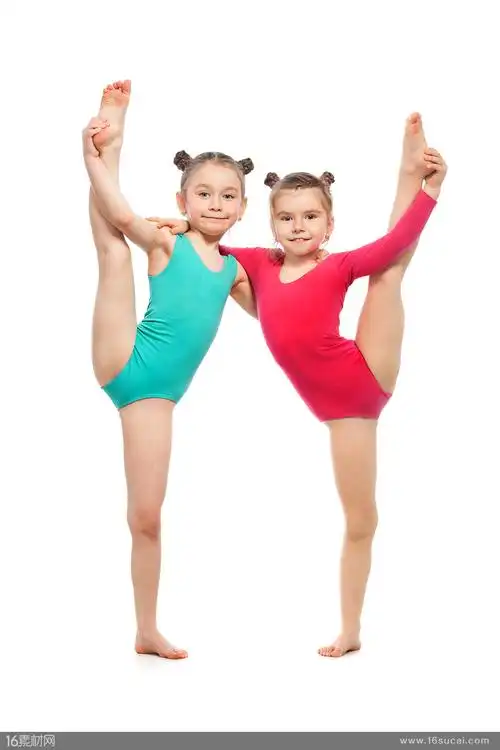 两个站立一字马的小女孩高清图片