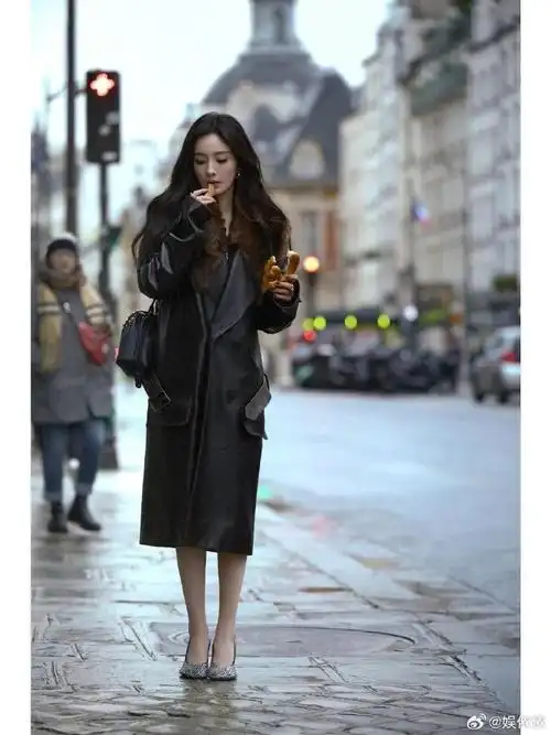 杨幂身穿loewe黑色大衣,搭配toy钻饰高跟鞋,还有flamenco purse黑色