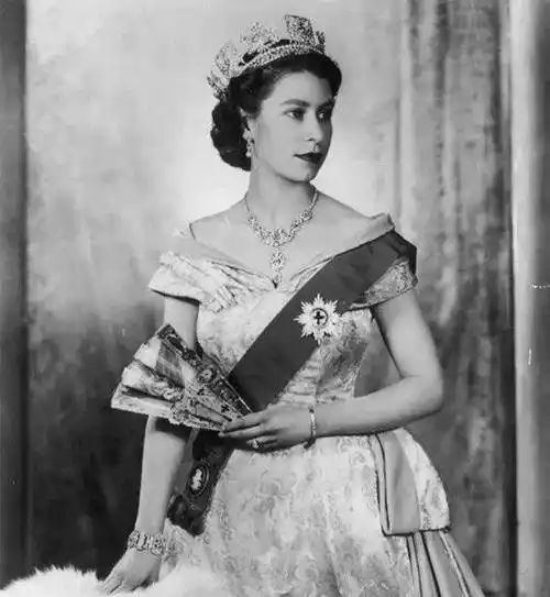 伊丽莎白二世的真容,集美貌与高贵于一身,老照片见证玄机_英国_女王