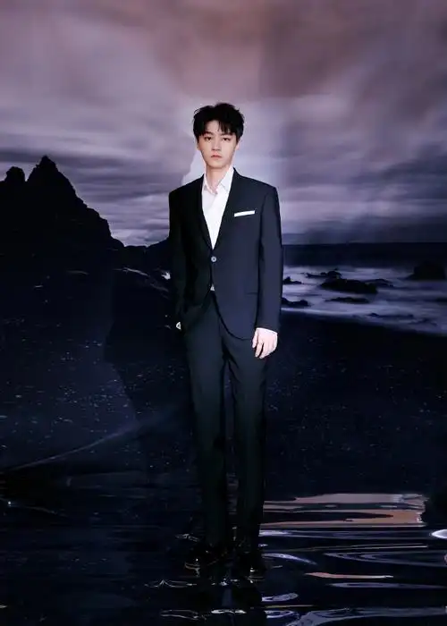 王俊凯《第30届大学生电影节》红毯造型西装大片矜贵帅气又不失从容