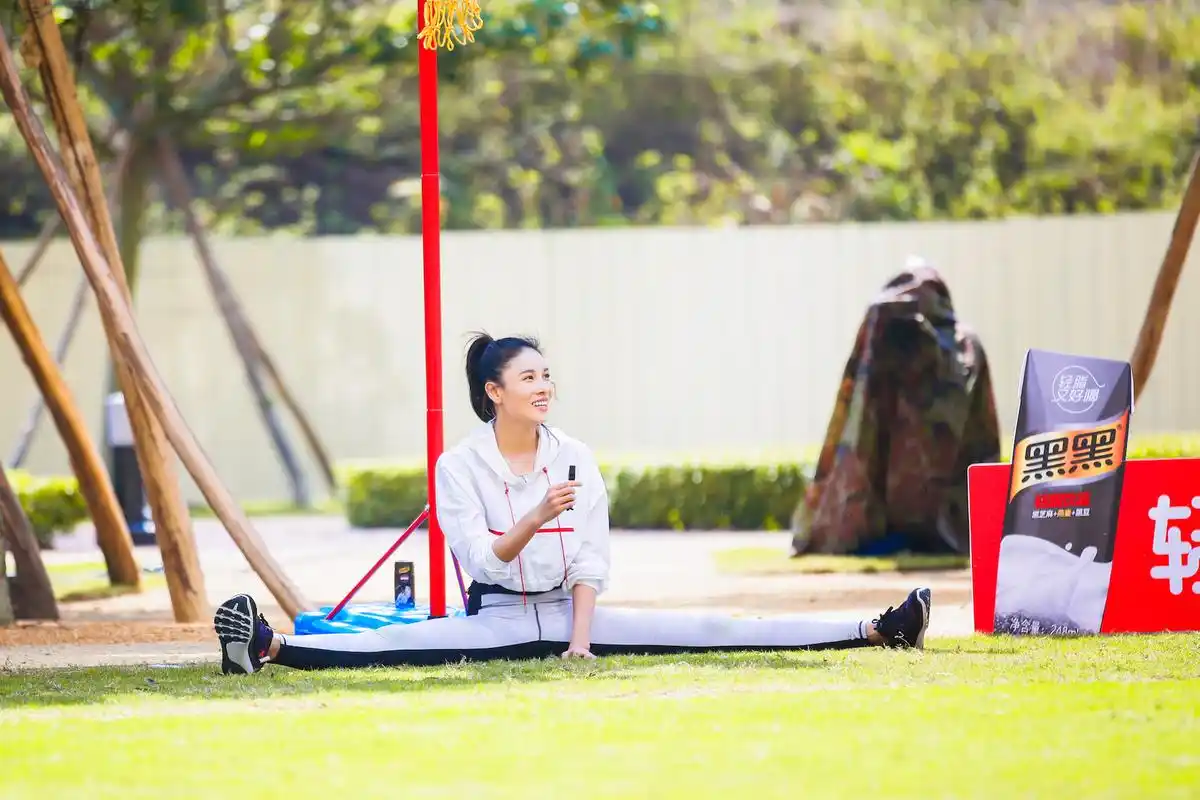 张蓝心亮相《24小时》一字马惊艳全场 成胡一天的"过敏源"