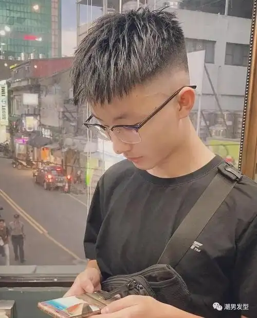 两边渐层铲短,上面的头发和前面的刘海剪短,打薄,如何在烫卷,这样就