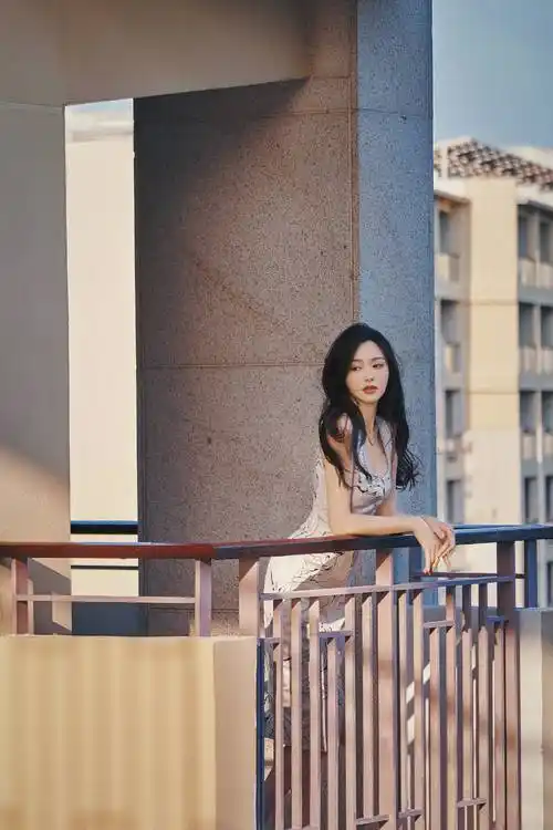 唐嫣惊艳亮相活动现场,高叉紧身裙展现多重魅力