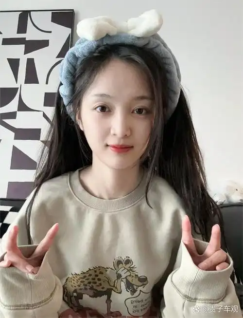 吴宣仪29岁生日狂欢,k歌到深夜,素颜亮相 1月26日,吴宣仪迎来29岁生日