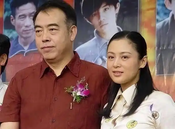 当62岁洪晃和64岁倪萍出席活动才明白陈凯歌选陈红是对的