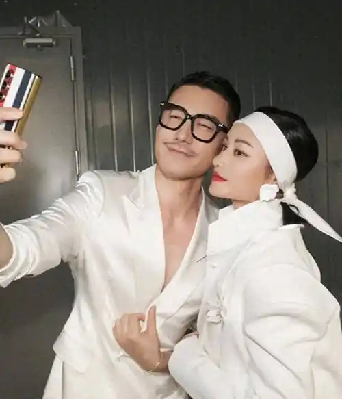 时光不老,我依旧闪耀:瞿颖52岁惊艳走秀,胡兵全程陪伴_魅力_成为了