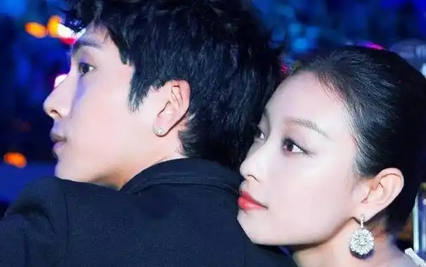 爱与不爱真的很明显,冯绍峰谈起倪妮时满脸幸福的模样,似乎从未在