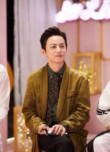 何炅在节目中自爆身高,场面十分尴尬,网友表示身高是硬伤_名字_时候