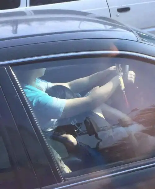 有这麼急吗? 网友热议他们在车内干嘛