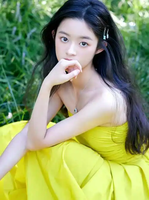 女星黄杨细甜,曾被杨幂签约到公司,才16岁就跟王千源,谭卓,黄渤等明星