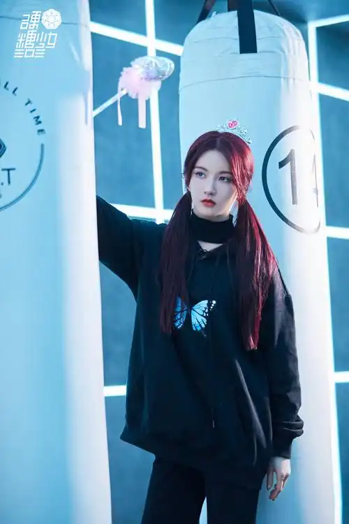 简介:硬糖少女拳击运动风造型写真图片,分享一组硬糖少女303图片给