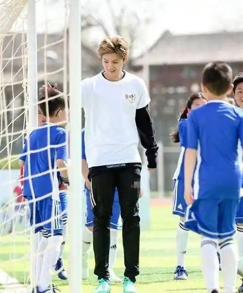 鹿晗晒照,看这样子,一看就是个很有朝气的小伙子!_运动_穿着_袜子