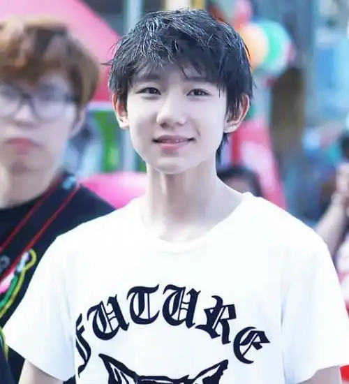 原创王源机场不小心露出胳膊纹身小汤圆这图是p的