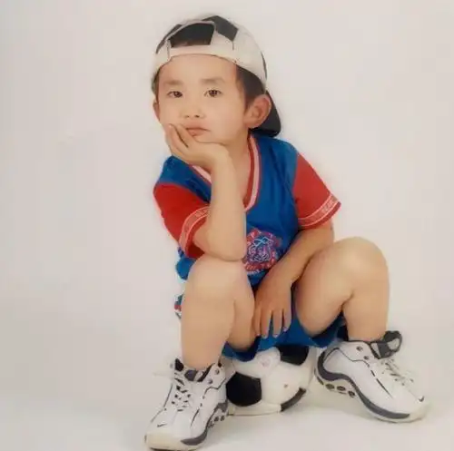 易烊千玺海量童年照曝光露齿比v灿笑阳光又可爱