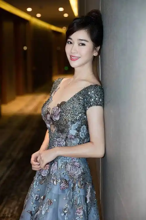 原创这谁顶得住嘛左小青这尤物身材太性感了吧