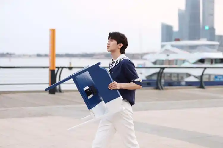 蔡徐坤穿水手服,还是蛮帅的,隔着屏幕都能感受到鲜