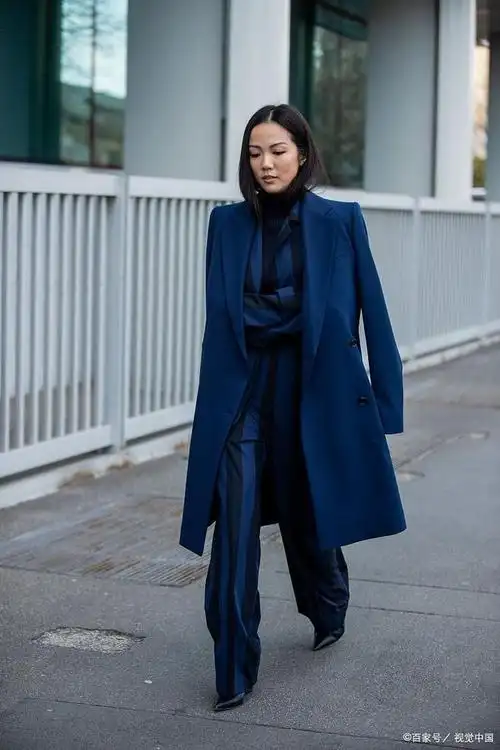 在搭配蓝色大衣时,内搭的选择是非常关键的,不同的颜色搭配方式